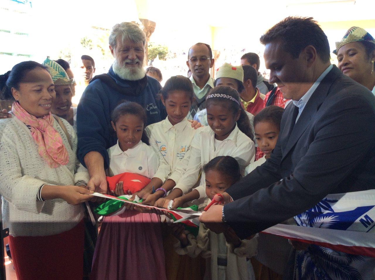 28 Mai 2015  Le Président de la Région Réunion Didier ROBERT inaugure l’Espace Culturel et de la nouvelle Ecole d’AKAMASOA