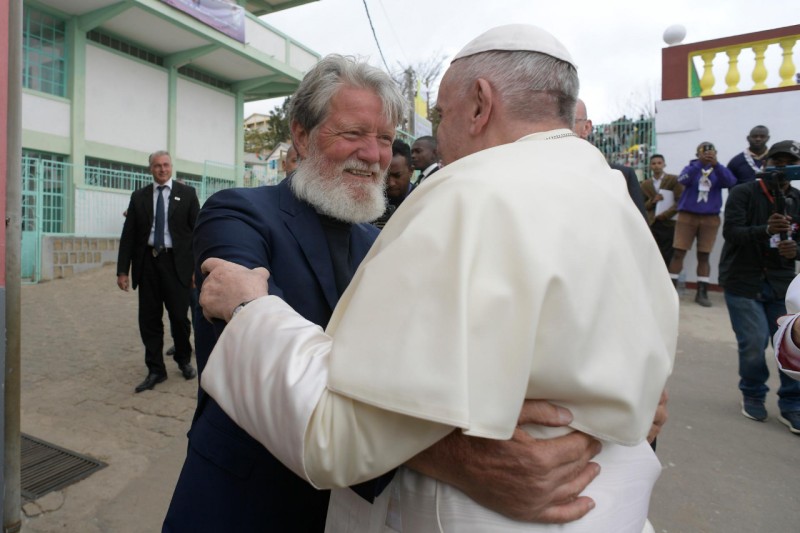 Papa Francisco y padre Pedro en Akamasoa