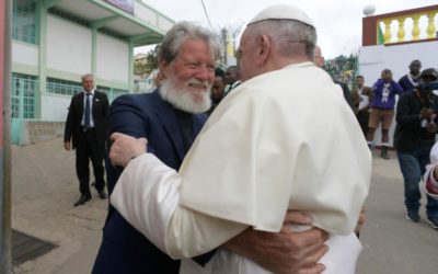 Papst Franziskus und Pater Pedro Opeka in Akamasoa